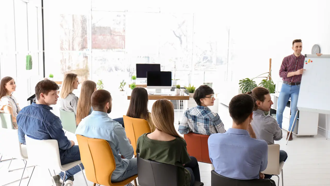 Séance de formation en groupe — parcours Finance & Comptabilité pour managers